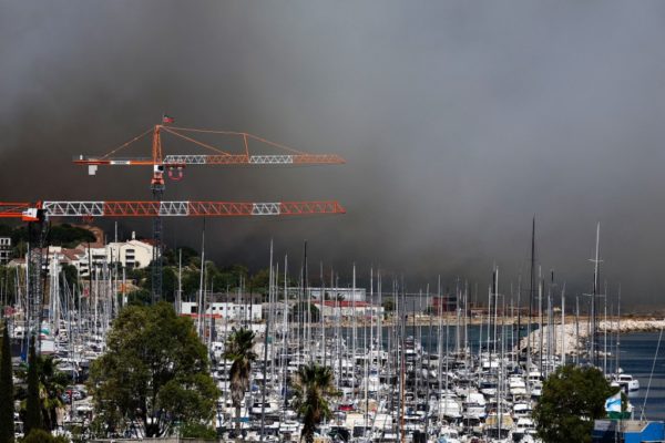 Πύρινος εφιάλτης στη Μασσαλία: Aτύχημα με φλεγόμενο όχημα προκάλεσε την πυρκαγιά – 7.000  στρέμματα έχουν καεί