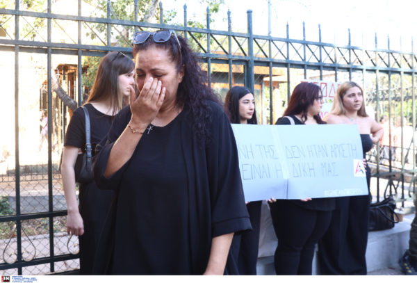 Δίκη για δολοφονία Κ. Γρίβας: Αντιπαράθεση της μητέρας του κατηγορούμενου με την οικογένεια του θύματος