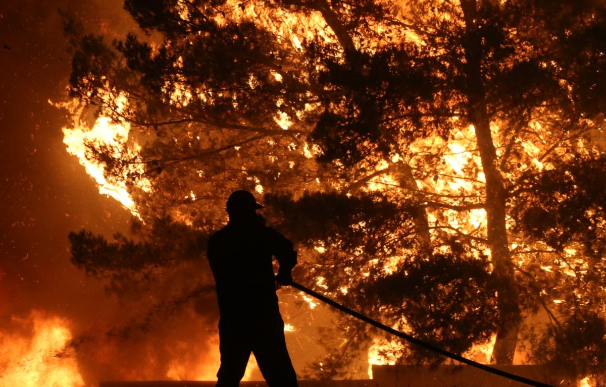 Πώς κατέγραψαν οι ρεπόρτερ του ΕΡΤΝews την ολονύχτια μάχη των πυροσβεστών στον Ωρωπό – Αυξημένος ο κίνδυνος για νέες φωτιές λόγω των ανέμων