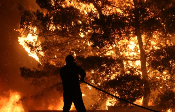 Πώς κατέγραψαν οι ρεπόρτερ του ΕΡΤΝews την ολονύχτια μάχη των πυροσβεστών στον Ωρωπό – Αυξημένος ο κίνδυνος για νέες φωτιές λόγω των ανέμων