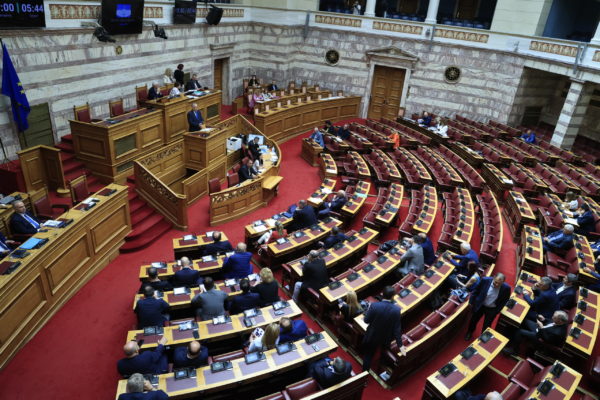 Υπερψηφίστηκε η τροπολογία για το μεταναστευτικό εν μέσω έντασης και αντεγκλήσεων στη Βουλή