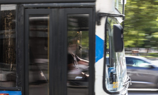 Συνελήφθη οδηγός λεωφορείου για απόπειρα ανθρωποκτονίας συναδέλφου του – Τον παρέσυρε με το λεωφορείο