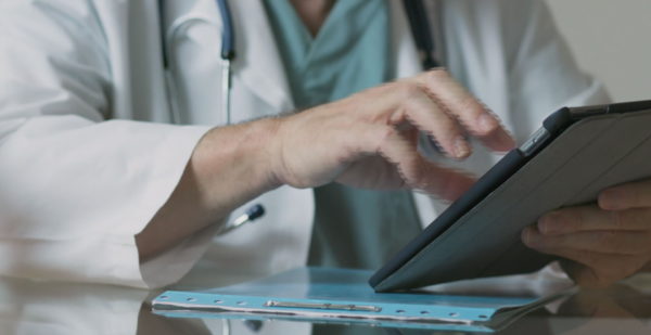 Νεκροψίες – νεκροτομές με τη χρήση tablet: Πώς η AI μπαίνει στη φαρέτρα των ιατροδικαστικών υπηρεσιών