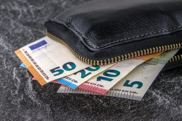 EE: Σε δύσκολη θέση μετά την ανακοίνωση Τραμπ για δασμούς 30%
