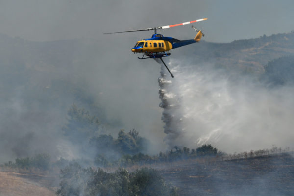 Φωτιά τώρα – Εύβοια: Φλόγες πολύ κοντά σε σπίτια – Απεγκλωβίστηκε ηλικιωμένη, είπε ο αντιδήμαρχος Αλιβερίου στο ΕΡΤΝews