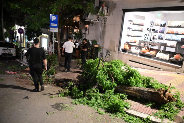 Κολωνάκι: Έντεκα οι τραυματίες από την «τυφλή» πορεία του πολυτελούς τζιπ – Φωτογραφίες