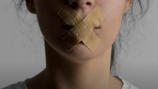 Ταινία στο στόμα: Το νέο αμφιλεγόμενο trend ομορφιάς