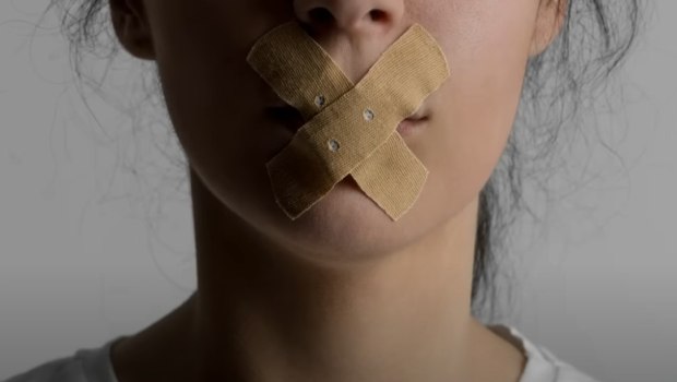 Ταινία στο στόμα: Το νέο αμφιλεγόμενο trend ομορφιάς