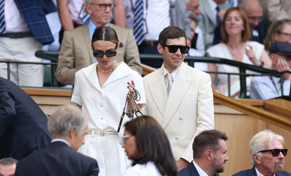 H Keira Knightley παρακολούθησε τον τελικό του Wimbledon με Chanel look