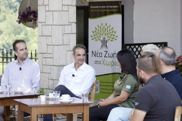 Στη Φουρνά Ευρυτανίας ο Κυρ. Μητσοτάκης –  Συζήτησε με πολίτες που έκαναν το βήμα προς την αποκέντρωση