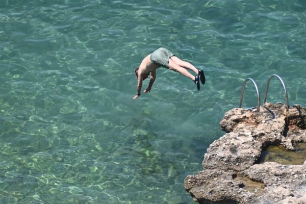 Καιρός: Μικρές «ανάσες» δροσιάς μέχρι την Κυριακή και μετα καύσωνας – Πότε θα «χτυπήσουν» τα 40αρια