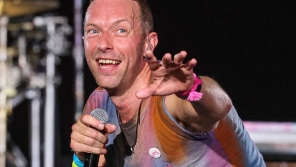 Ο Κρις Μάρτιν των Coldplay «έδωσε» σε συναυλία τον CEO που διατηρούσε παράνομη σχέση με συνεργάτιδά του
