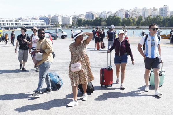 Συνεχίζεται η μεγάλη έξοδος των αδειούχων – Αυξημένη κίνηση στο λιμάνι του Πειραιά