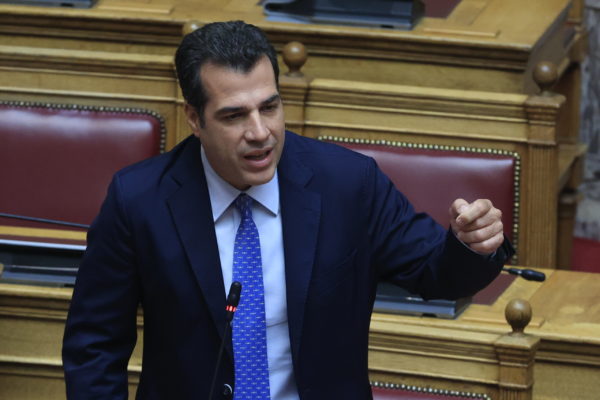 Σφοδρή αντιπαράθεση του Θ. Πλεύρη με τον Αλ. Καζαμία (Πλεύση) για το μεταναστευτικό στη Βουλή