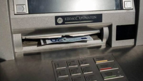 Κυβερνητική παρέμβαση για τα ATM Τραπεζών: «Κανένα παράθυρο χρεώσεων δύο ταχυτήτων δεν πρόκειται να ισχύσει»