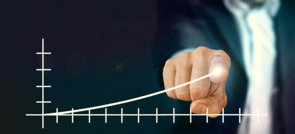 ΦΠΑ: Τι θα συμβεί στο «ράφι» αν μειωθεί ο συντελεστής  – Η ανάλυση της ΤτΕ [γραφήματα]