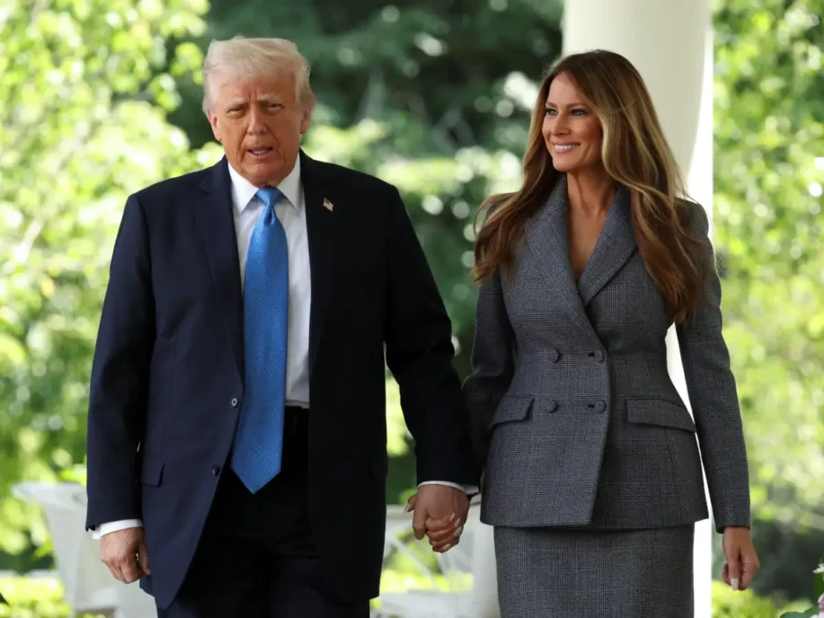 Melania Trump ετών 55: Τι κάνει και δείχνει τόσο φρέσκια και εντυπωσιακή;