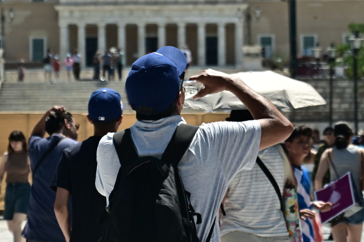 Καύσωνας διαρκείας σε όλη τη χώρα: Πού θα φτάσει η θερμοκρασία τους 43 βαθμούς – Γεμάτα αναχωρούν τα πλοία με τους αδειούχους