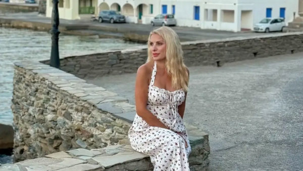 Ελένη Μενεγάκη: Οι νέες εντυπωσιακές φωτογραφίες από τις διακοπές της στην Άνδρο