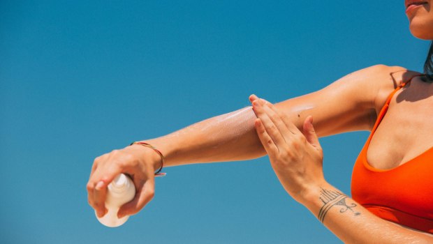 Όχι, τα αντηλιακά δεν προκαλούν καρκίνο – Τι λένε οι ειδικοί