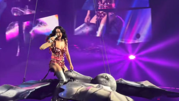 Katy Perry: Παρ’ ολίγον ατύχημα με ιπτάμενη κατασκευή κατά τη διάρκεια συναυλίας της – Βίντεο