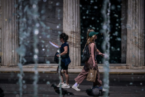 Καιρός: Παραμένει ο καύσωνας – Σταθερά σαραντάρια μέχρι το Σάββατο – Πρόβλεψη από την Ν. Ζιακοπούλου