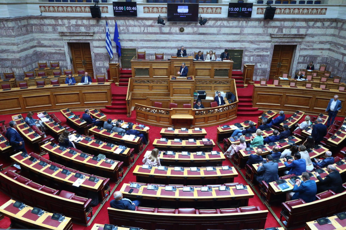 Κατατέθηκε στη Βουλή το νομοσχέδιο του υπουργείου Εσωτερικών για την αναμόρφωση του πειθαρχικού δικαίου στο Δημόσιο