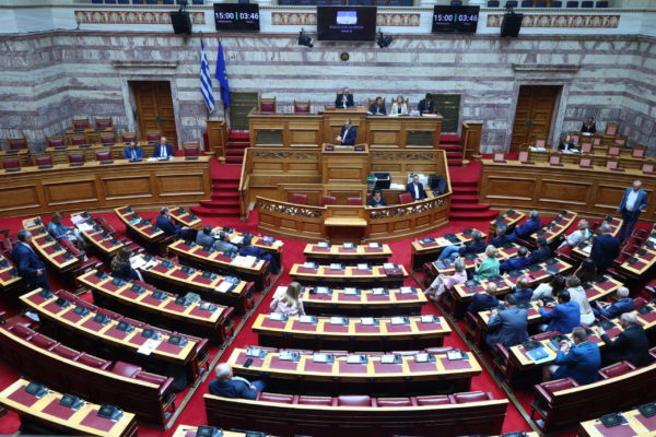 Κατατέθηκε στη Βουλή το νομοσχέδιο του υπουργείου Εσωτερικών για την αναμόρφωση του πειθαρχικού δικαίου στο Δημόσιο