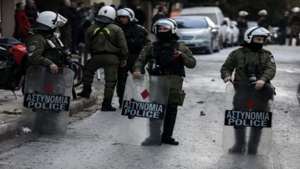 Νέα Φιλαδέλφεια: Επίθεση νεαρών σε διμοιρία των ΜΑΤ – Τρεις τραυματίες