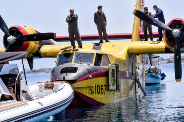 Ρυμουλκήθηκε το Canadair που προσθαλασσώθηκε στον Κορινθιακό – Δεν κινδύνεψε το πλήρωμα