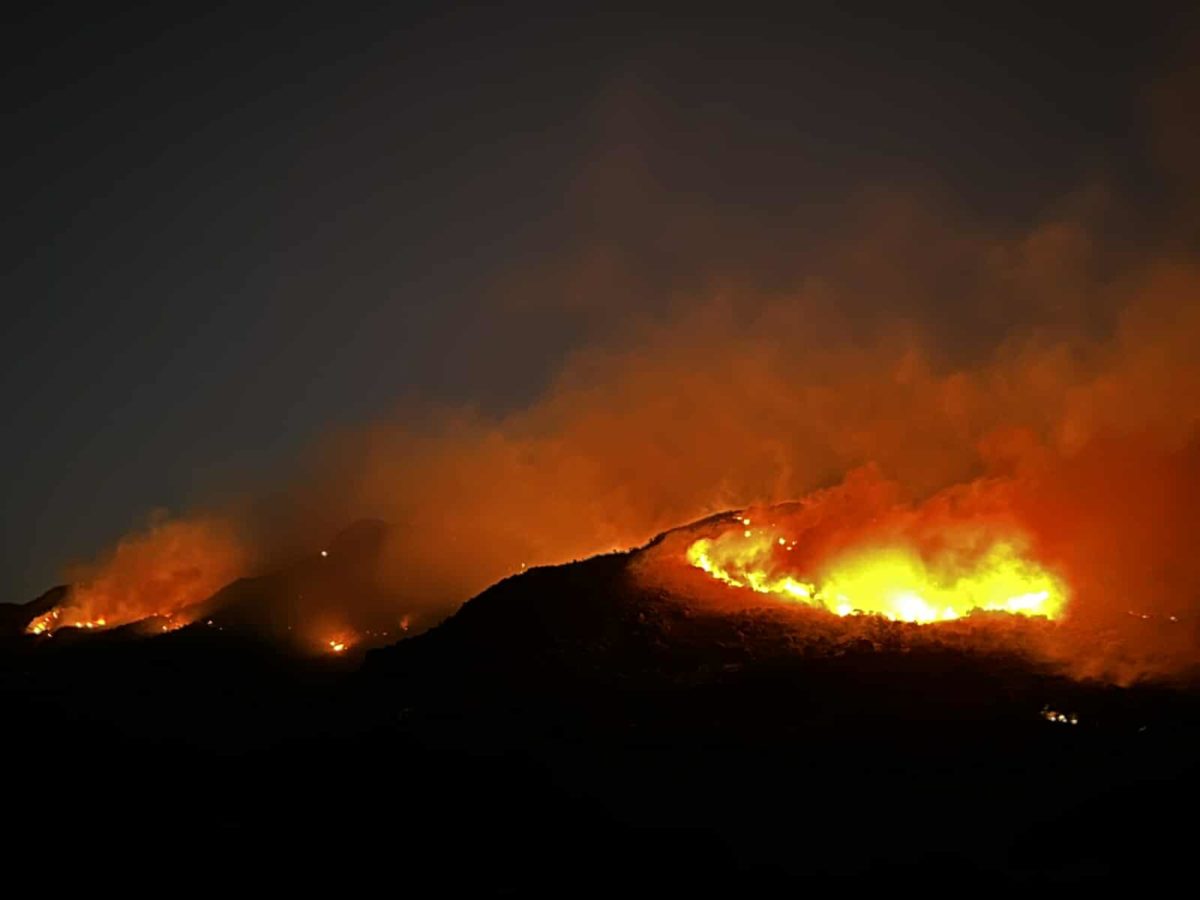 Φωτιά τώρα: Υπό μερικό έλεγχο η πυρκαγιά στα Χανιά – Κάηκαν τέσσερα σπίτια και μία εκκλησία