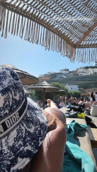 Μαρία Αντωνά: Πήρε το πρώτο καράβι για την Τήνο, προκειμένου να συναντήσει τον Γιώργο Λιάγκα – Φωτογραφίες