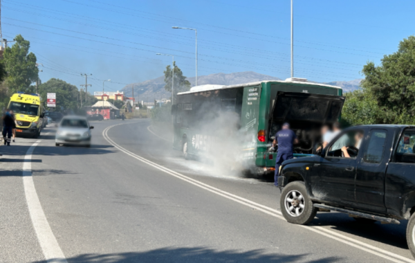 Σύγκρουση αστικού λεωφορείου με ΙΧ στη λεωφόρο Αχαρνών