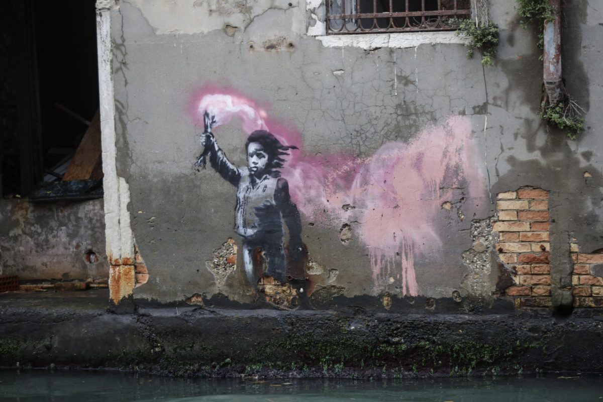 Aφαίρεση έργου τέχνης του Banksy από κτίριο στη Βενετία για αποκατάσταση