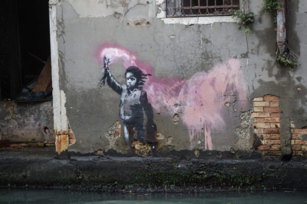Aφαίρεση έργου τέχνης του Banksy από κτίριο στη Βενετία για αποκατάσταση