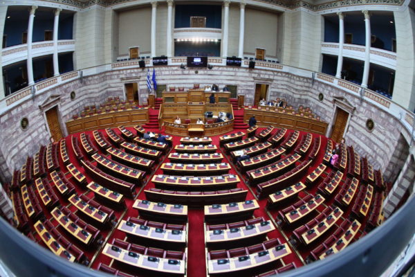Ξεκινάει σήμερα στη Βουλή η 48ωρη «μάχη» κυβέρνησης – αντιπολίτευσης για τον ΟΠΕΚΕΠΕ