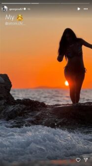 Σιμώνη Χριστοδούλου: Ποζάρει με μαγιό και φουσκωμένη κοιλιά στην παραλία λίγο πριν γεννήσει