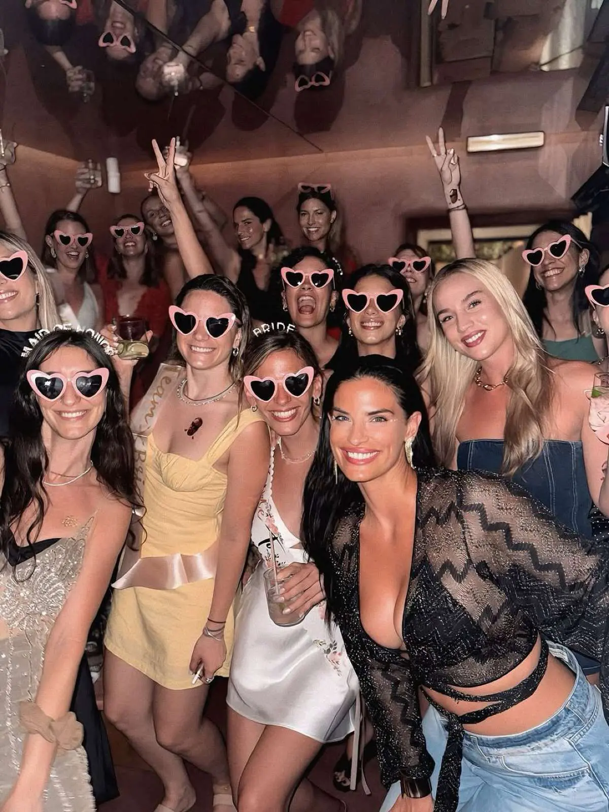 Χριστίνα Μπόμπα: Το bachelorette party της φίλης της στην Αντίπαρο μέχρι το πρωί – Φωτογραφίες