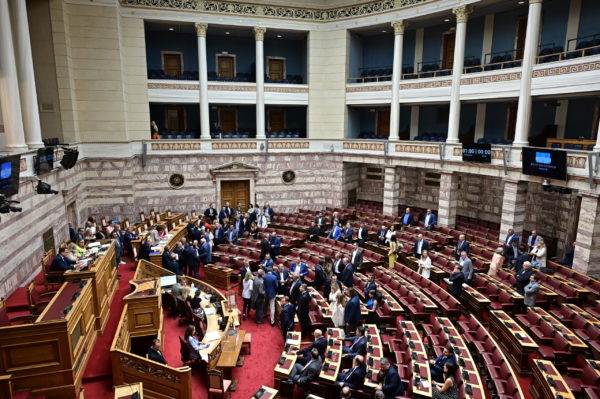 Βουλή: Αντιδράσεις της αντιπολίτευσης για την επιστολική ψήφο της συμπολίτευσης
