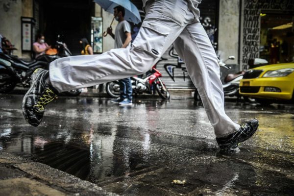 Πτώση θερμοκρασίας με καταιγίδες σε κεντρικά και βόρεια – Βελτίωση του καιρού από Παρασκευή