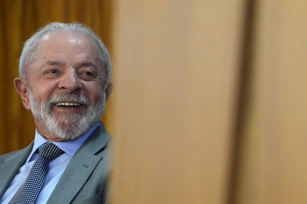 Η δημοτικότητα του προέδρου Λούλα αυξάνεται, εν μέσω του εμπορικού πολέμου με τις ΗΠΑ