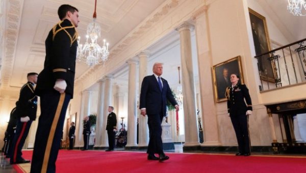 «Είναι άρρωστο»: Ο Λευκός Οίκος προβάλλει απελάσεις μεταναστών με το viral soundtrack διακοπών της Jet2