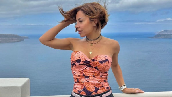 Μαριάντα Πιερίδη: Ποζάρει topless στην πισίνα και εύχεται «καλό μήνα»