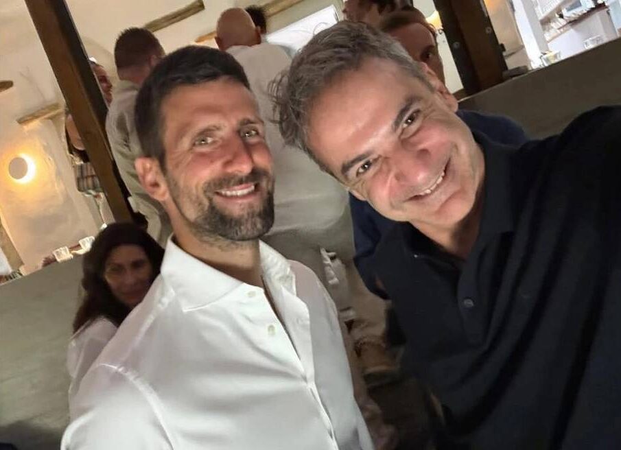 Ο Νόβακ Τζόκοβιτς και ο Κυριάκος Μητσοτάκης συναντήθηκαν στην Τήνο – Η selfie του πρωθυπουργού