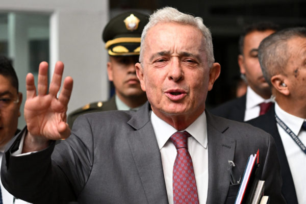 Κολομβία: Ο πρώην πρόεδρος Ουρίμπε καταδικάστηκε σε 12ετή κατ’ οίκον περιορισμό