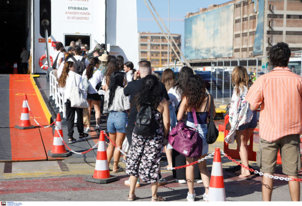 Αδειάζουν οι μεγαλουπόλεις – Κορυφώνεται η έξοδος των αδειούχων προς νησιά και επαρχία