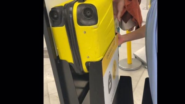 Πώς επιβάτιδα αεροπλάνου απέφυγε πρόστιμο 200 ευρώ και έγινε viral