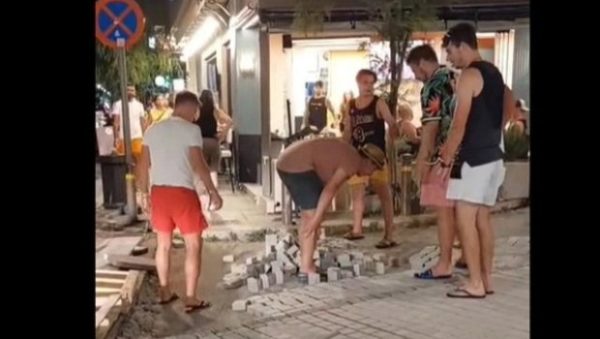 Κρήτη: Τουρίστες στα Μάλια έβαλαν… πλάτη στην πλακόστρωση του οικισμού