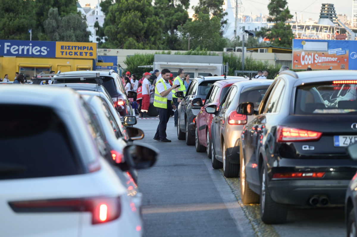 Η έξοδος των αδειούχων συνεχίζεται: Γεμάτα αναχωρούν τα πλοία για τα νησιά – Αυξημένη κίνηση στα οδικά δίκτυα
