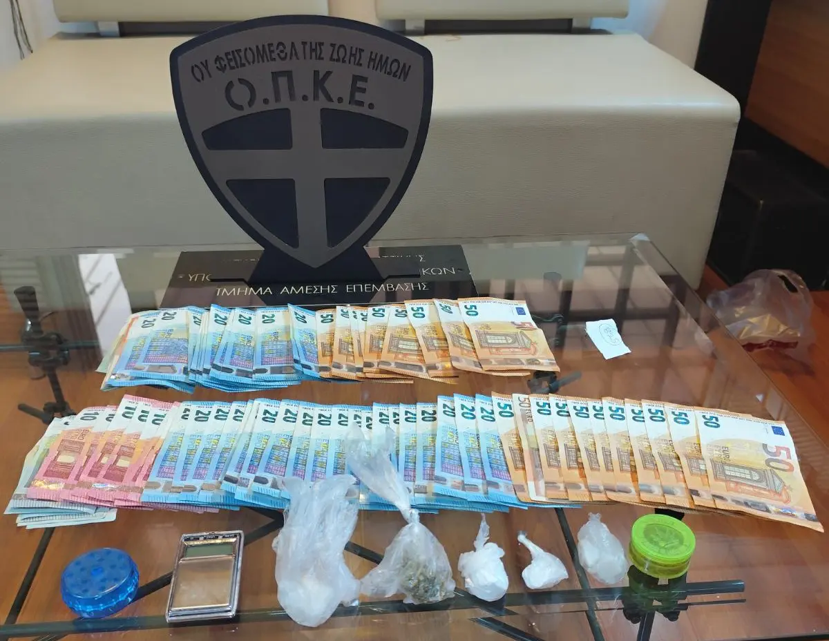 Σύλληψη δύο ατόμων για διακίνηση ναρκωτικών στις Αχαρνές – Κρυμμένα χρήματα εντοπίστηκαν σε ψυγείο